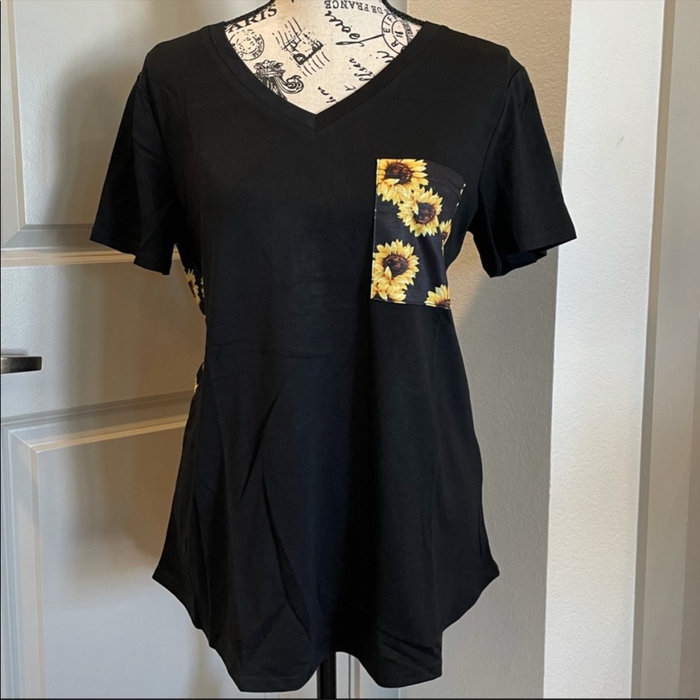 🌻 LAST ONE 🌻Sunflower V-Neck Tee
